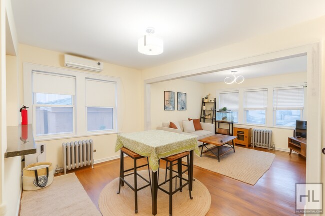 Beautiful 1-Bedroom Apartment with Private in Queens, NY - Foto de edificio - Building Photo