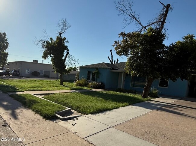 property at 522 W 9th St