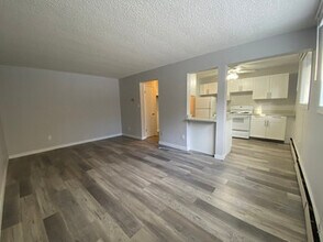 Hillcrest Manor in Edmonton, AB - Building Photo - Building Photo