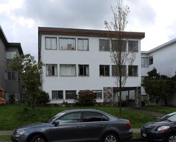 1374 W 10th Ave in Vancouver, BC - Building Photo