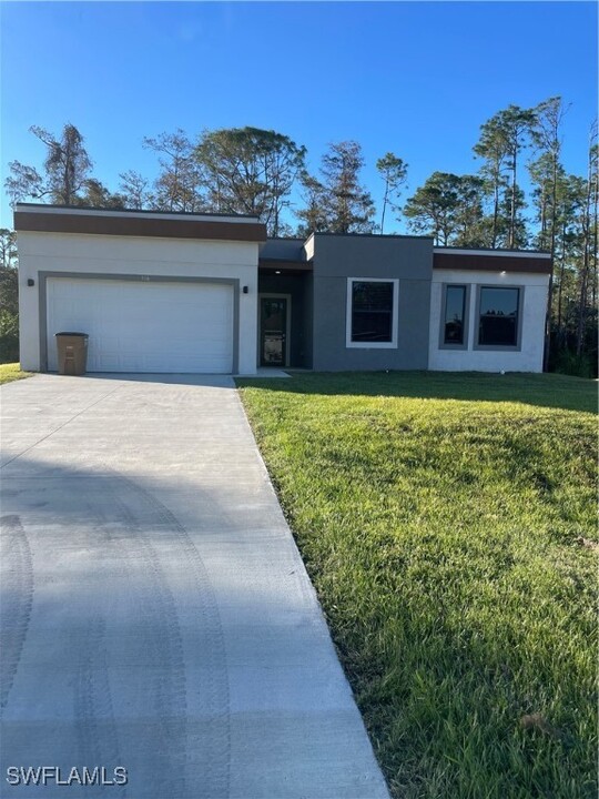 136 Viewpoint Dr in Lehigh Acres, FL - Building Photo