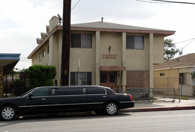 11850 Inglewood Ave in Hawthorne, CA - Building Photo - Building Photo