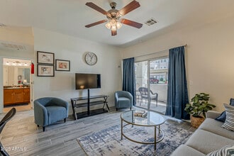 5345 E Van Buren St in Phoenix, AZ - Foto de edificio - Building Photo