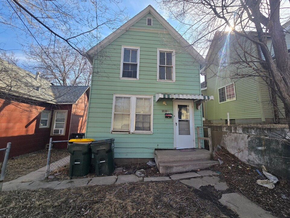 1218 W 2nd St in Sioux City, IA - Building Photo