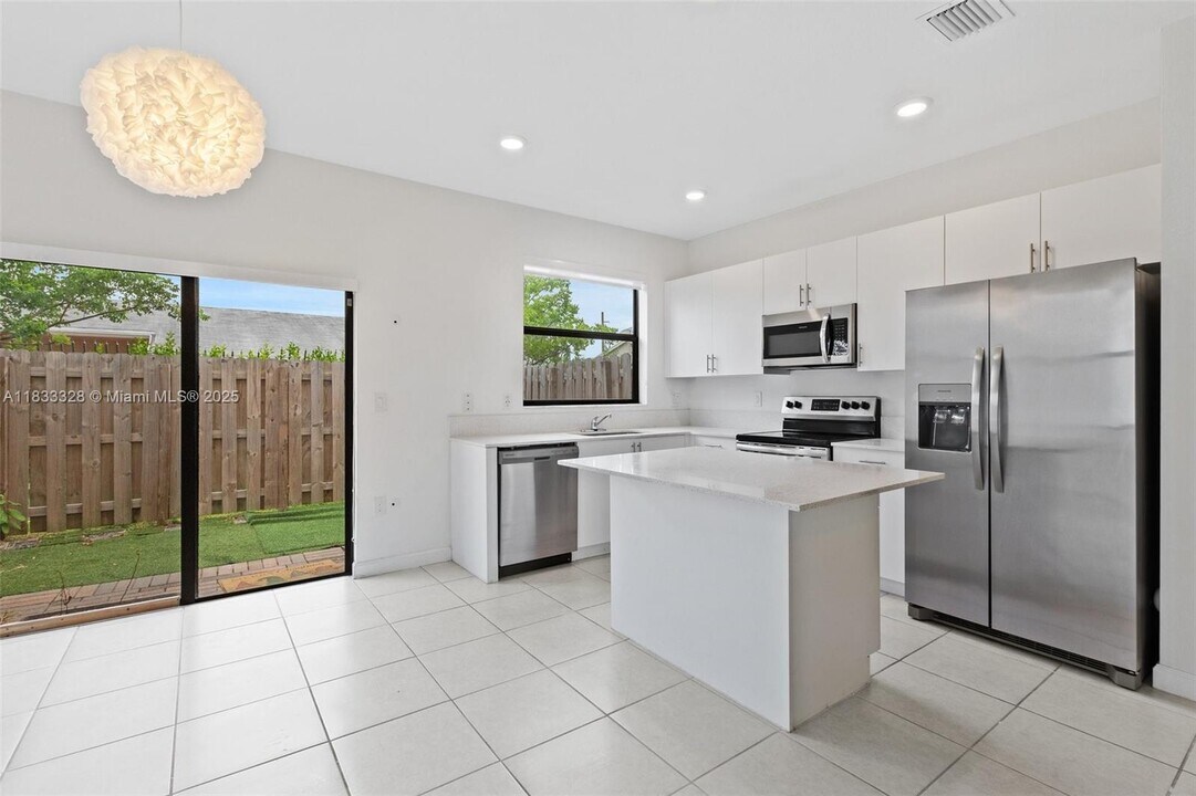 965 NE 211th St in North Miami Beach, FL - Building Photo