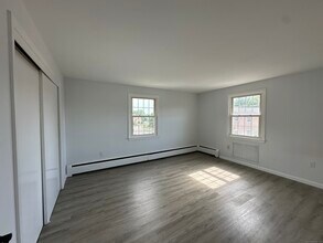43 Brewster Rd in Glastonbury, CT - Building Photo - Building Photo