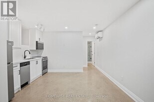 2563 Dundas St W in Toronto, ON - Building Photo