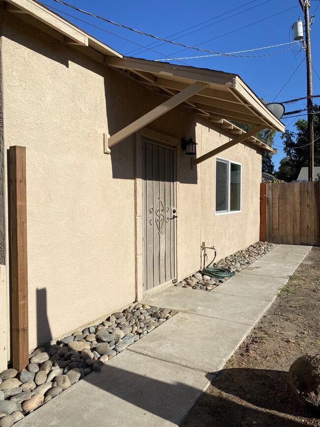 1412 W Roseburg Ave, Unit B in Modesto, CA - Building Photo - Building Photo