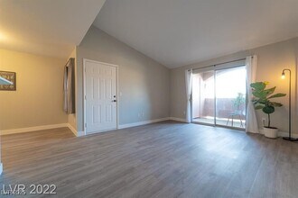 8101 W Flamingo Rd in Las Vegas, NV - Building Photo - Building Photo