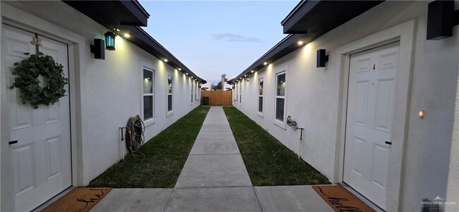 15 Selena St in Mission, TX - Foto de edificio - Building Photo