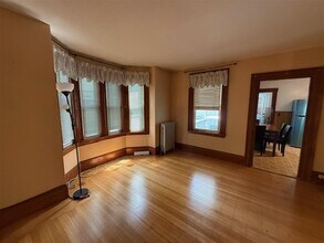 26 Otis St, Unit 1 in Somerville, MA - Foto de edificio - Building Photo