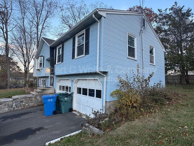 316 Knob Hill Dr in Hamden, CT - Building Photo - Building Photo