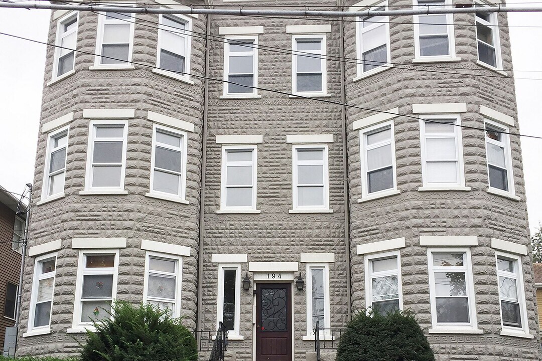 194 Uhland St in East Rutherford, NJ - Building Photo