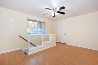 11240 SW Barbur Blvd, Unit 27 in Portland, OR - Foto de edificio - Building Photo