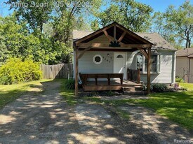 7230 Sandy Beach Dr in Waterford Township, MI - Building Photo