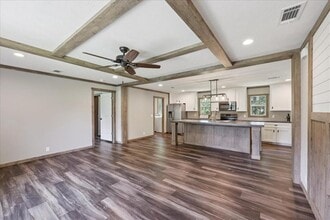 13585 Mesa Dr in Hamshire, TX - Building Photo - Building Photo