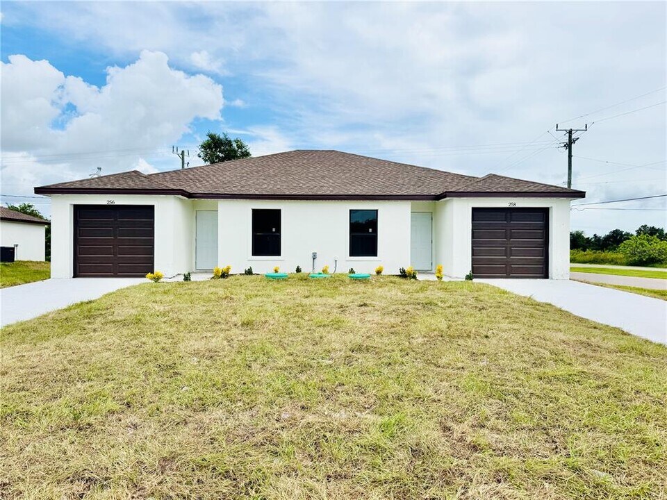 256 Organ St in Punta Gorda, FL - Foto de edificio