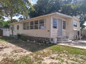 2031 Lullaby Dr in Holiday, FL - Building Photo