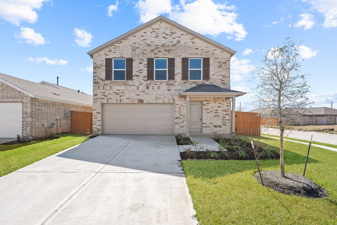 1102 Rustic Willow Dr in Beasley, TX - Building Photo