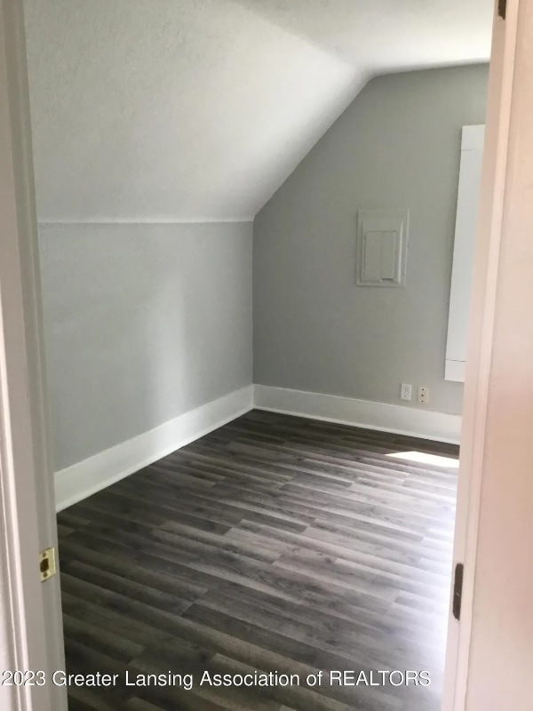 1037 E Oakland Ave in Lansing, MI - Building Photo - Building Photo