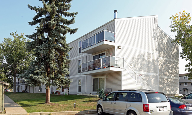 Lakewood Apartments in Edmonton, AB - Building Photo - Building Photo