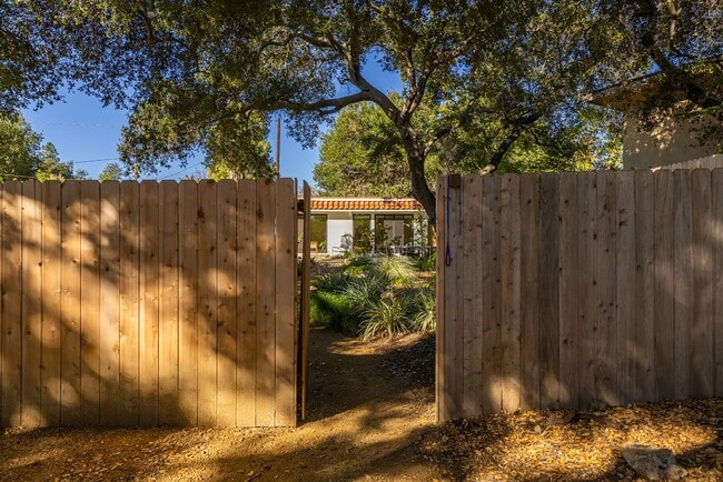 108 E Summer St in Ojai, CA - Building Photo - Building Photo