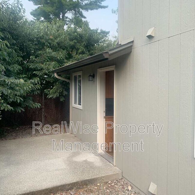 210 3rd St in Rogue River, OR - Building Photo - Building Photo