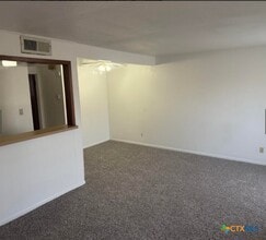 302 Palmwood Dr in Victoria, TX - Building Photo - Building Photo