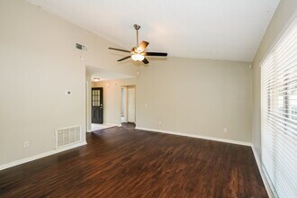 1670 Palm Leaf Dr in Brandon, FL - Building Photo - Building Photo