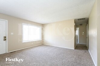 8209 E 37th Pl in Indianapolis, IN - Foto de edificio - Building Photo