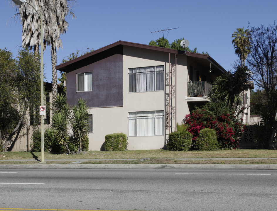 19435 Victory Blvd in Reseda, CA - Building Photo