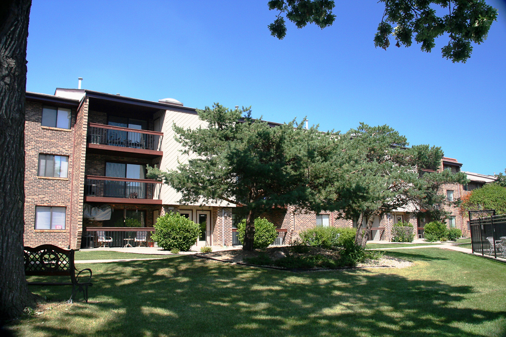 Rustic Oaks in Oak Forest, IL - Building Photo