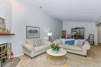 59 Southport Woods Drive in Fairfield, CT - Building Photo - Building Photo