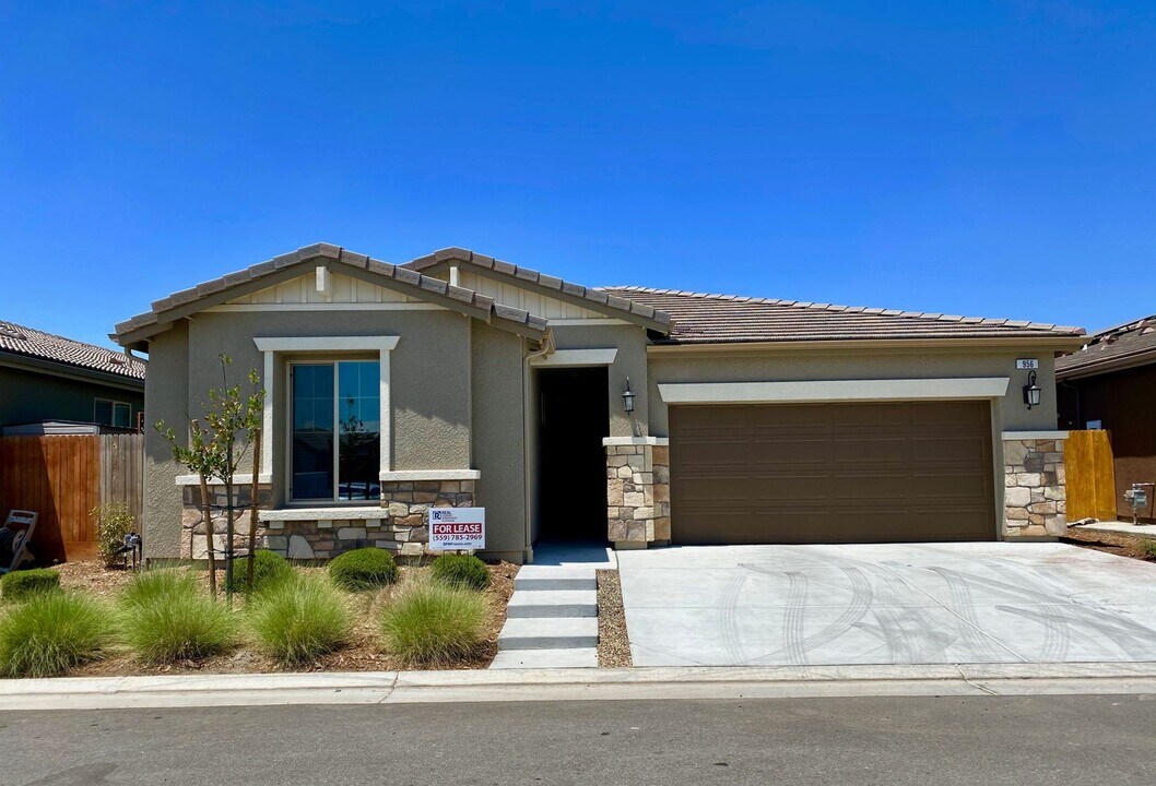 956 Lindsay Ln in Clovis, CA - Building Photo