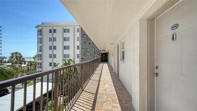 800 Benjamin Franklin Dr in Sarasota, FL - Building Photo - Building Photo