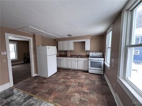 89-93-93 E 5th St in Oswego, NY - Building Photo - Building Photo