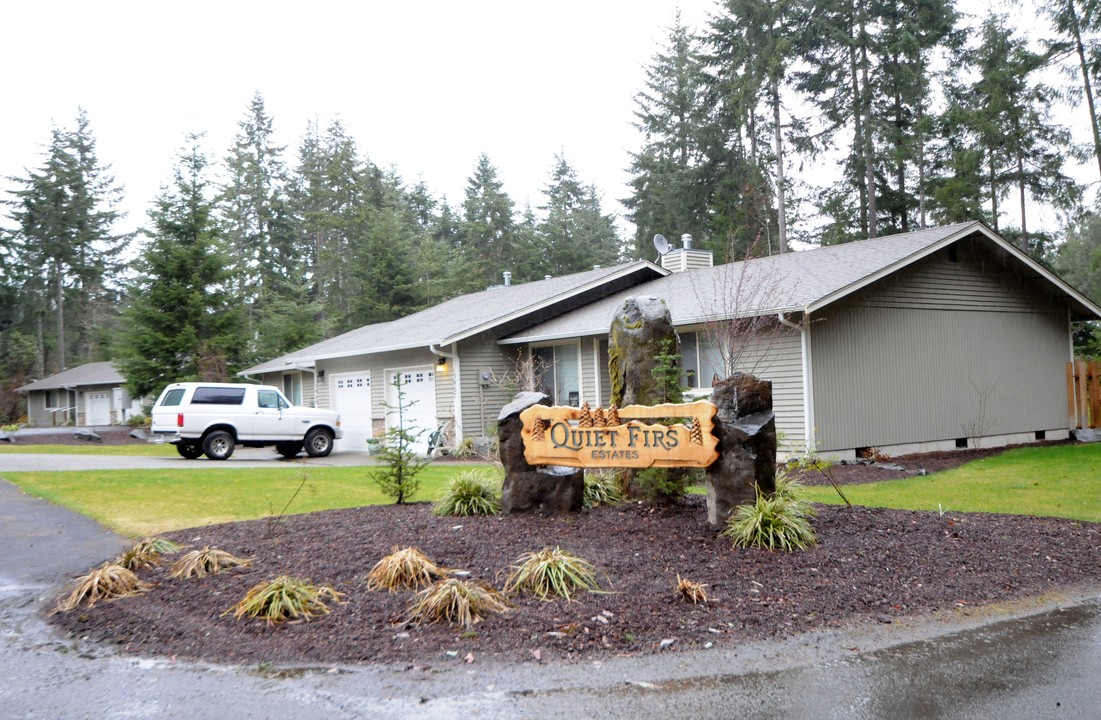 Quiet Firs Estates in Gig Harbor, WA - Foto de edificio