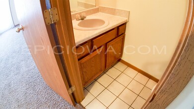 1320 Daleview Dr in Marion, IA - Building Photo - Building Photo