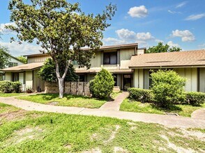 5055 Fort Clark Dr in Austin, TX - Foto de edificio - Building Photo