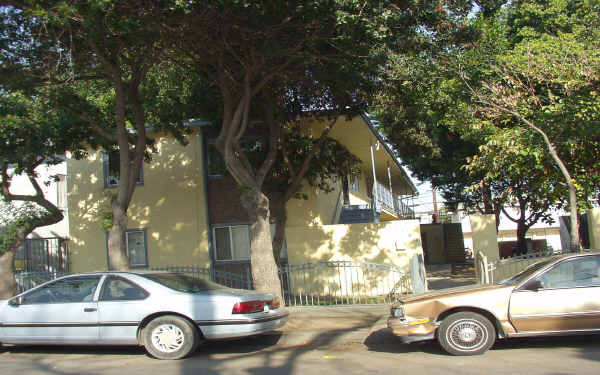 1533 W 19th St in Long Beach, CA - Building Photo