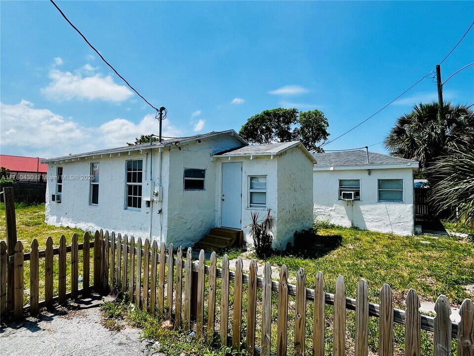 1909 Windsor Ave in West Palm Beach, FL - Building Photo