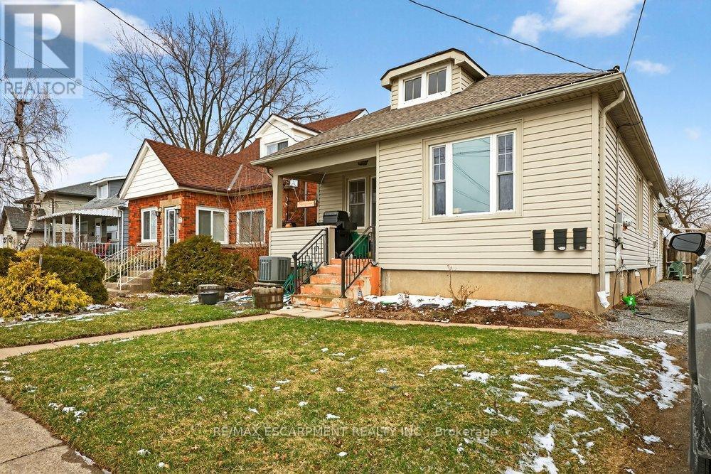 66 Queen St S in Thorold, ON - Building Photo