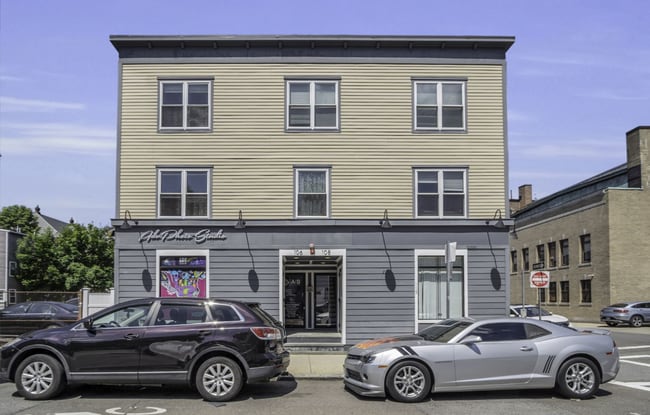 108 Maverick St, Unit 1 in Boston, MA - Foto de edificio - Building Photo
