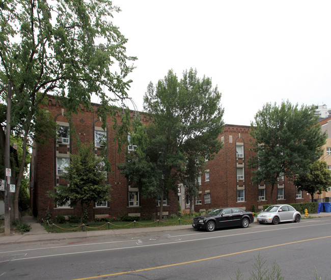 Vaughan Gardens in Toronto, ON - Building Photo - Building Photo