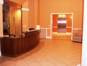 50 Menores Ave, Unit 425 in Coral Gables, FL - Foto de edificio - Building Photo