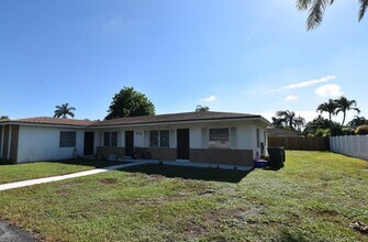 500 W Conference Dr in Boca Raton, FL - Building Photo - Building Photo
