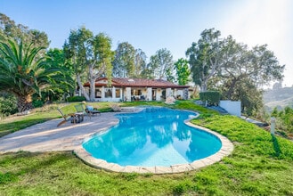 1828 Puerto Del Mundo in Fallbrook, CA - Foto de edificio - Building Photo