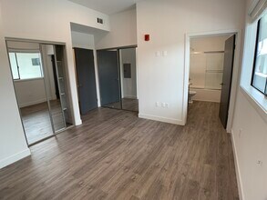 14639-14645 Vanowen St in Van Nuys, CA - Foto de edificio - Building Photo