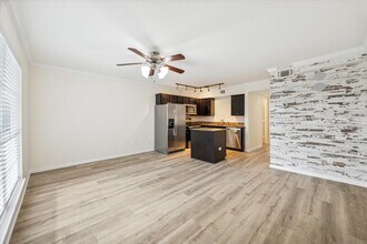 300 Pecore St in Houston, TX - Building Photo - Building Photo