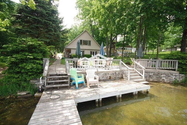 2310 N Lake Dr in Oconomowoc, WI - Building Photo - Building Photo